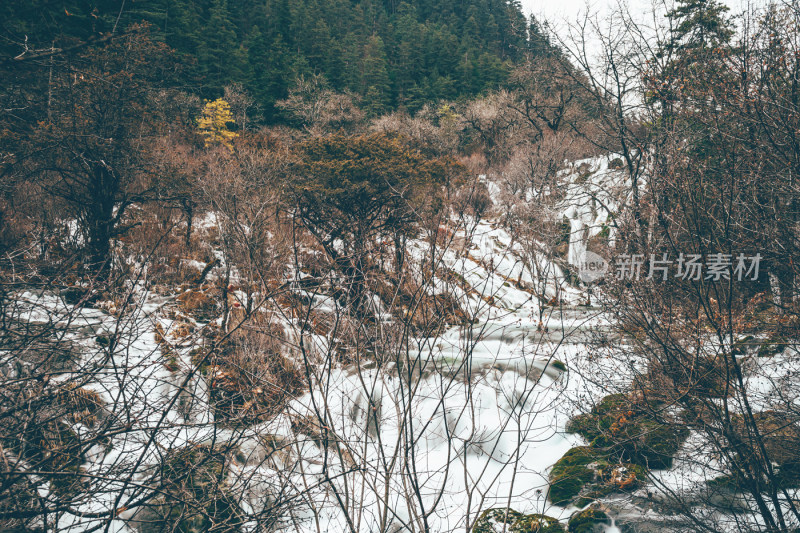 川西九寨沟冬季雪山碧蓝海子唯美