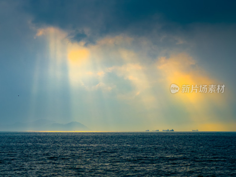 日落时海景映衬着戏剧性的天空