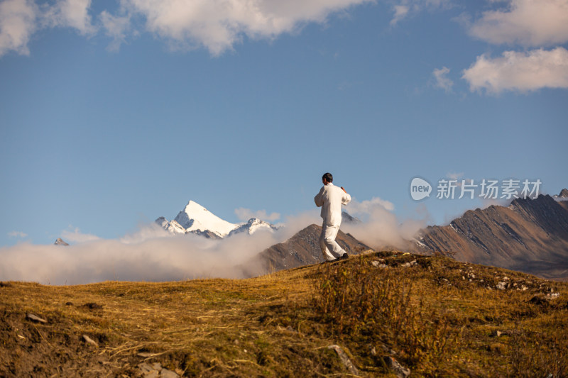 蓝天白云山峰云雾太极拳