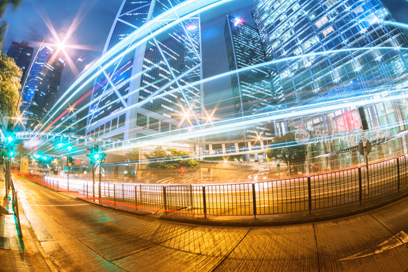 城市街道夜晚车流与高楼景观