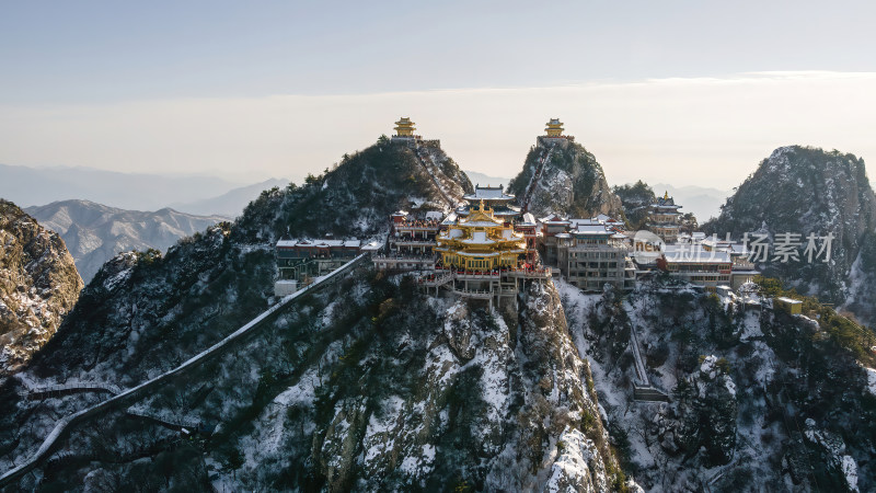 河南老君山飞雪中的千年古树冬季航拍