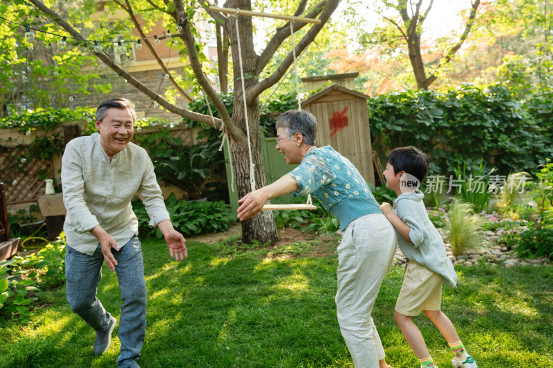 祖孙三人在庭院内做游戏