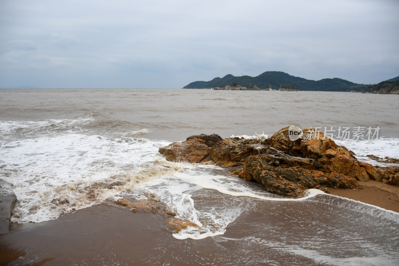 海边岩石与海浪的自然景象