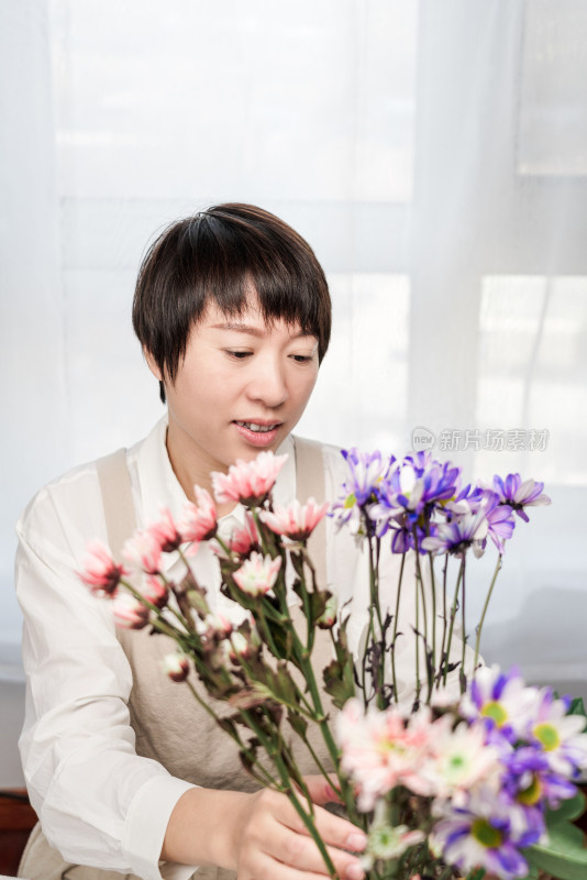 午后修剪插花的东方女性形象