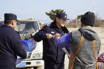 威海市海岸警察高区大队新春送福到船头