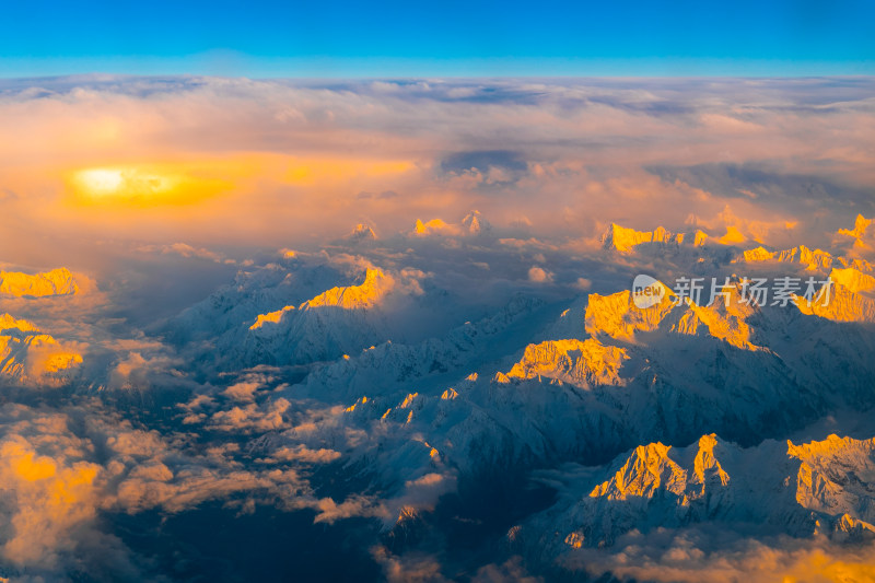 在飞机上航拍高原雪山日落光线霞光
