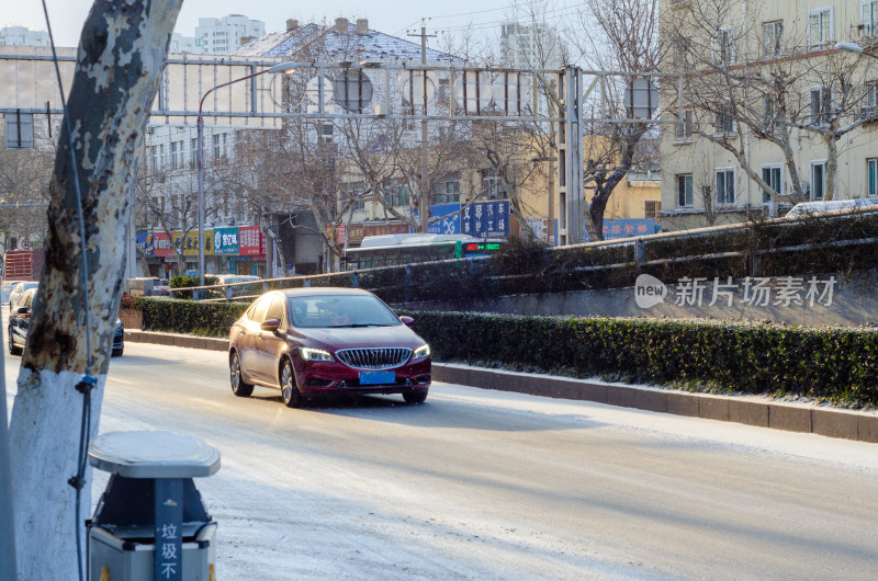 冬季下雪的道路