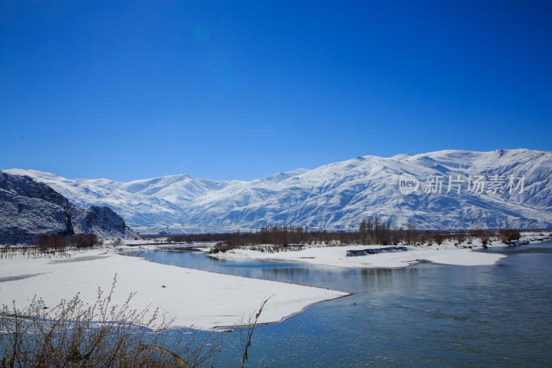 中国西藏冬季拉萨河雪景及拉萨河大桥