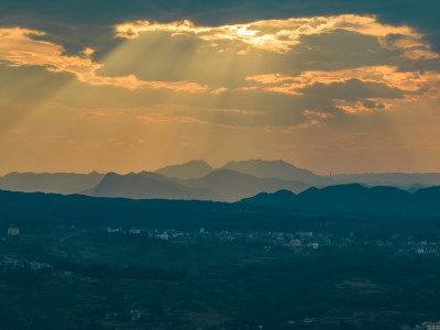 夕阳丁达尔光下的起伏山峦