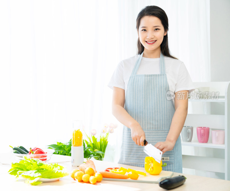 年轻女子在厨房做饭