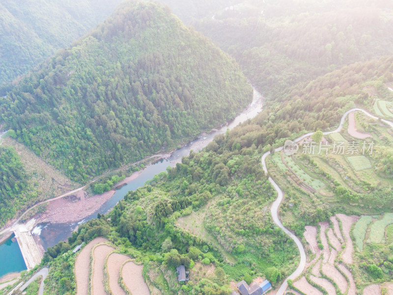 高山梯田山中村庄航拍图