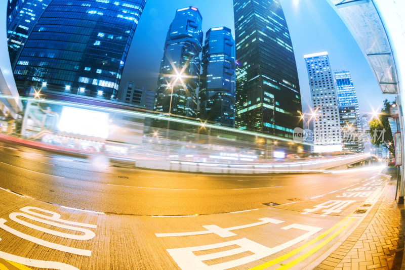 城市街道夜晚车流与高楼景观