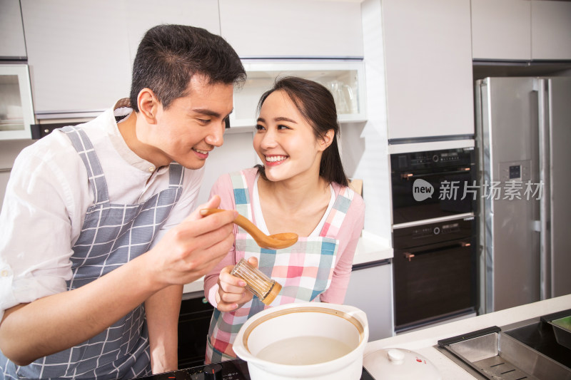 年轻夫妇在厨房煲汤