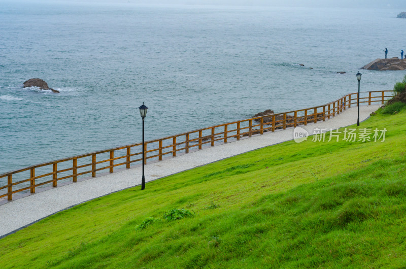 青岛小麦岛，弯曲的海岸线风光