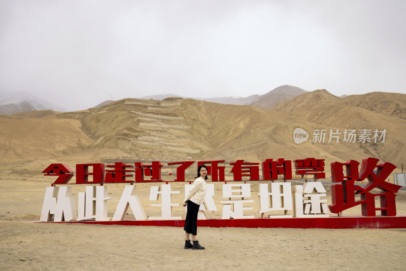 年轻女子在新疆杏花村旅行