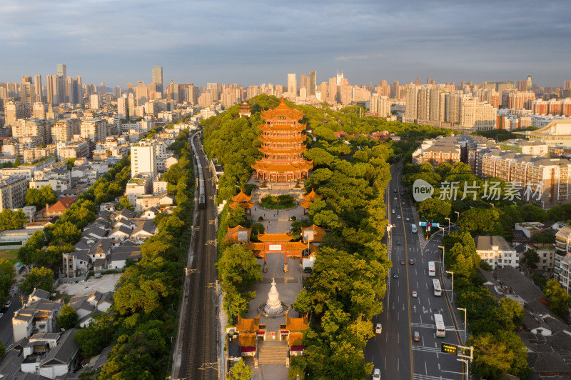 武汉黄鹤楼日落晚霞与城市景观