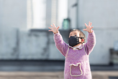 戴口罩的幼儿