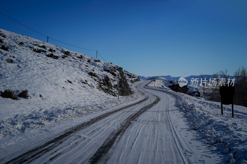 清河雪后山间公路积雪与车辙痕迹景象