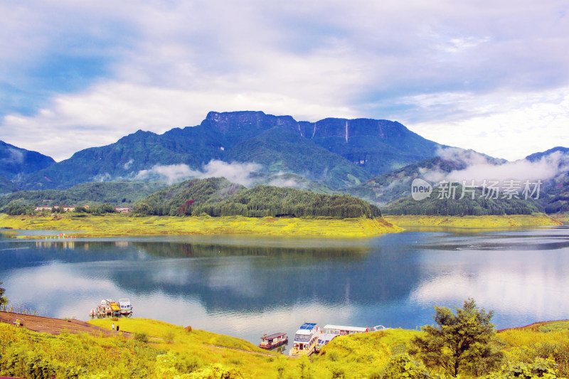 自然风景湖泊桌山瓦屋山