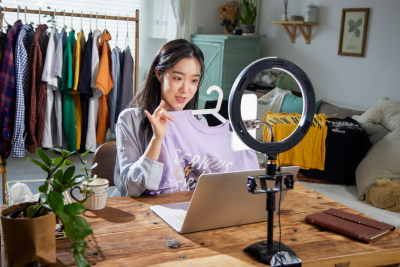 年轻女人在线直播卖衣服