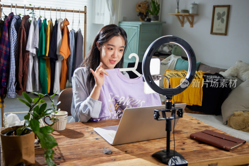 年轻女人在线直播卖衣服