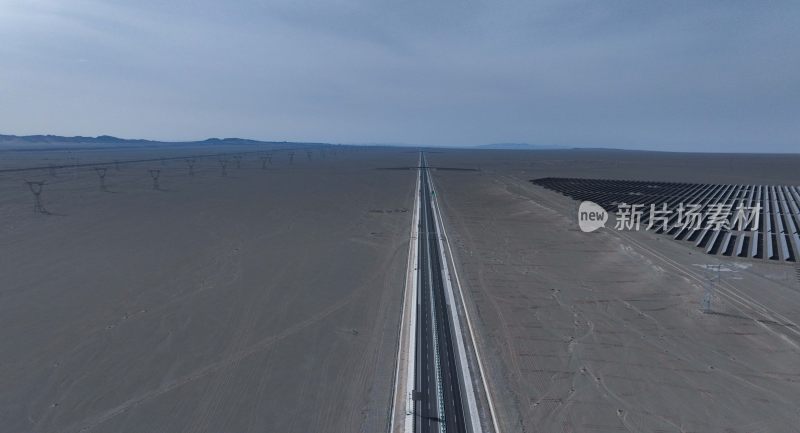 广阔沙漠中的太阳能光伏电站全景