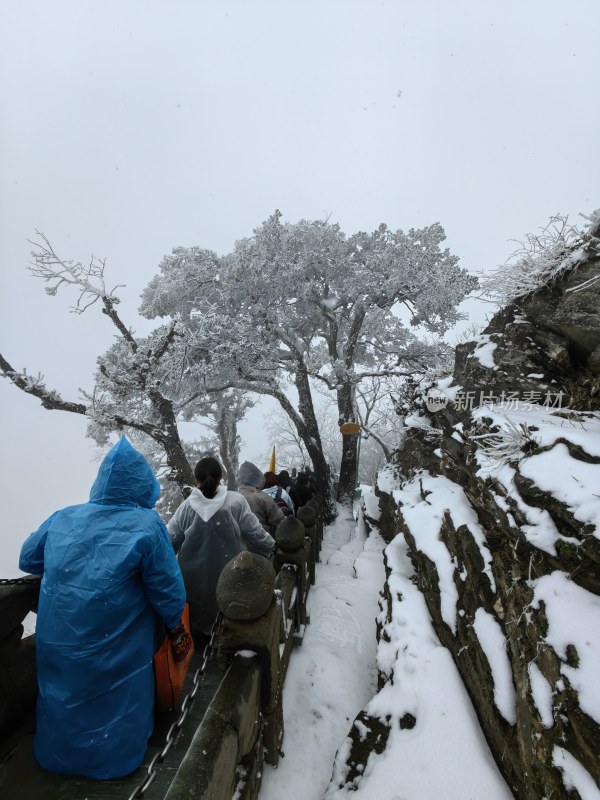 湖北武当山景区金顶冬季大雪登山游客