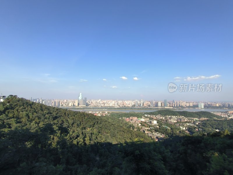 山林之上俯瞰城市全貌的远景画面