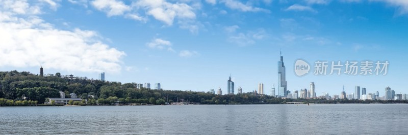 玄武湖畔城市天际线全景