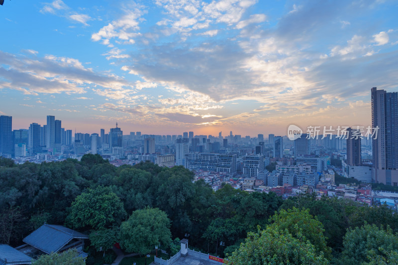 佛山魁星阁俯瞰城市高楼建筑群与夕阳晚霞