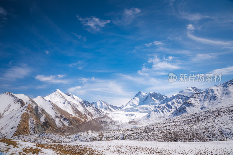 壮丽雪山天空自然风景