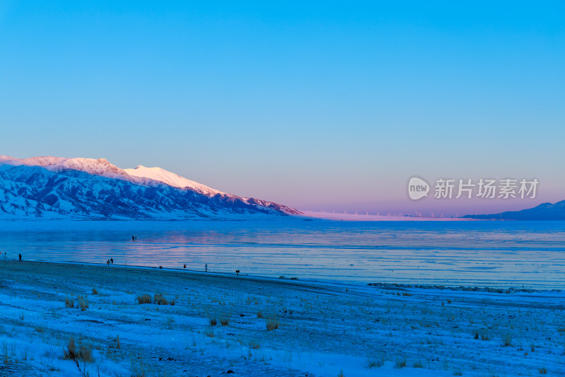 新疆冬季赛里木湖雪景雪山冰湖蓝冰日照金山