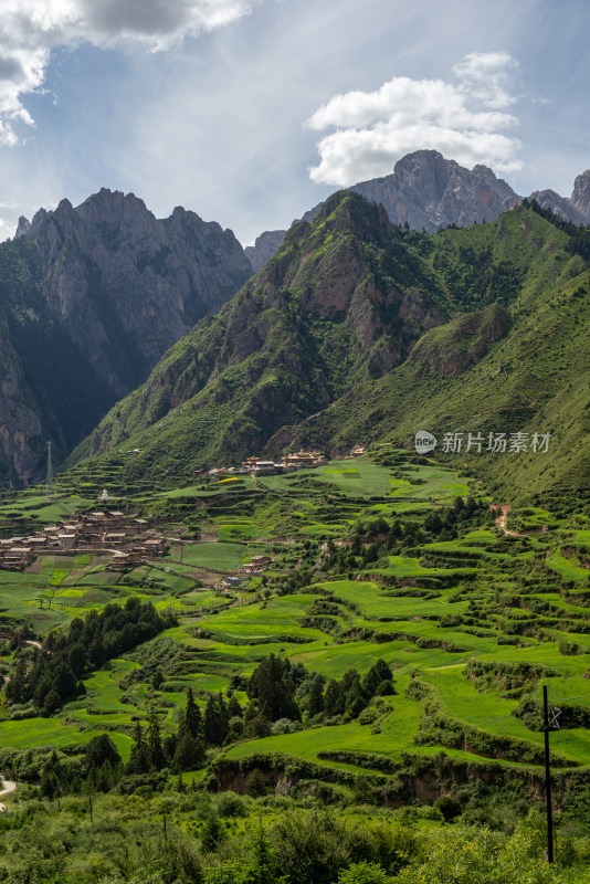 蓝天白云山峰