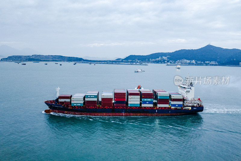 中国广东省珠海市万山群岛珠江口集装箱船