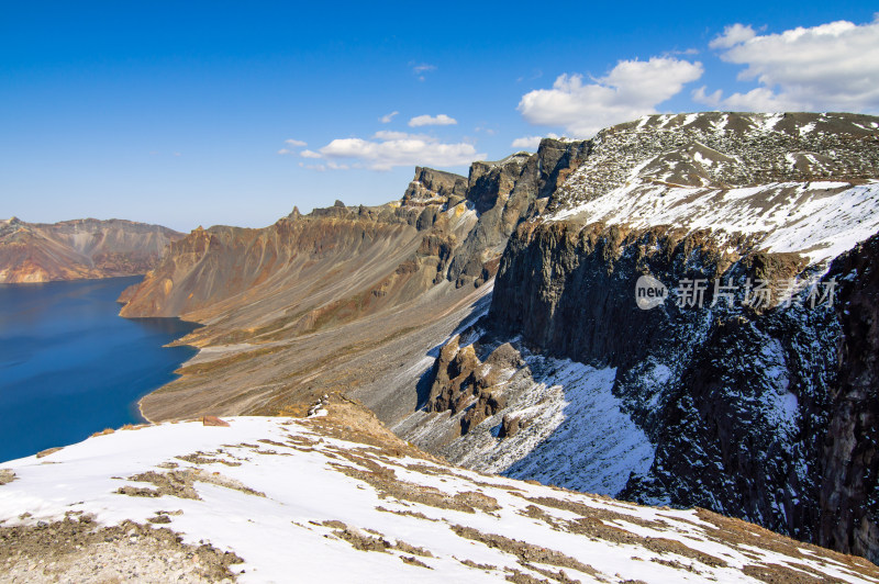 雪后蓝天白云下长白山天池南坡的侧面风景