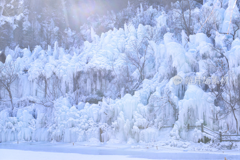 济南九如山冰瀑山间木屋冰雪景观