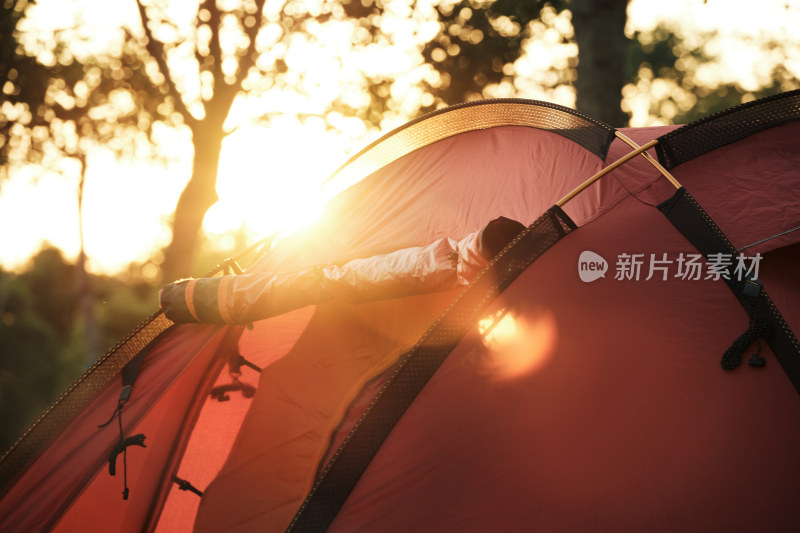 夕阳下的野外露营帐篷