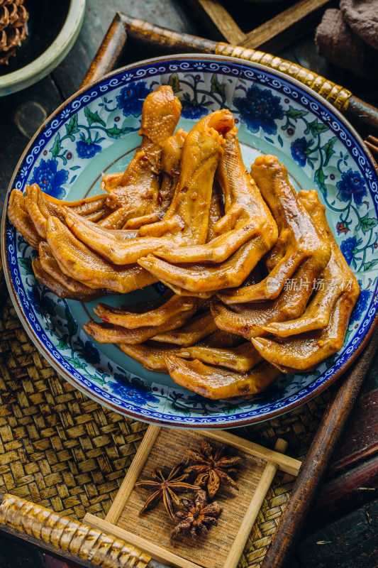 卤鸭爪美食