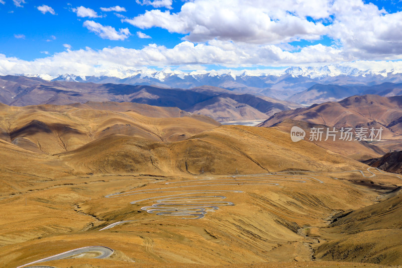 西藏高原地区雪山公路景观