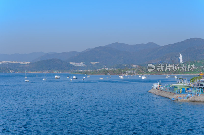 香港大埔大美督海湾码头与山脉自然风光