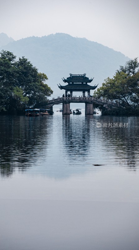 湖景中式建筑与山水风光