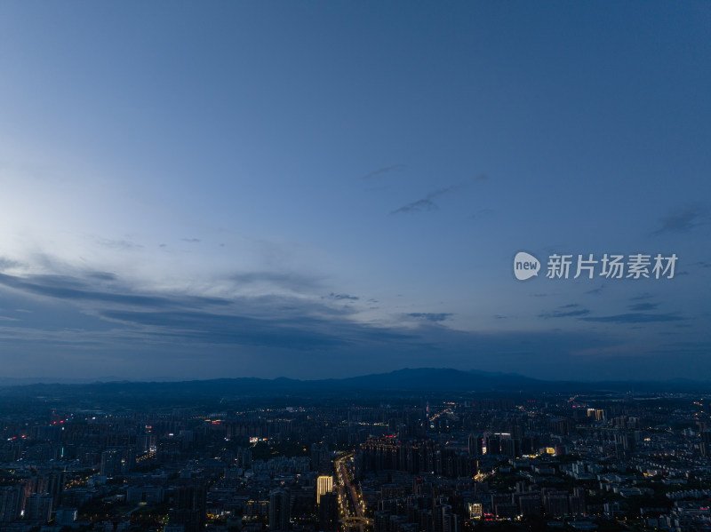 日落蓝调时刻 繁华城市上空 梦幻晚霞云层