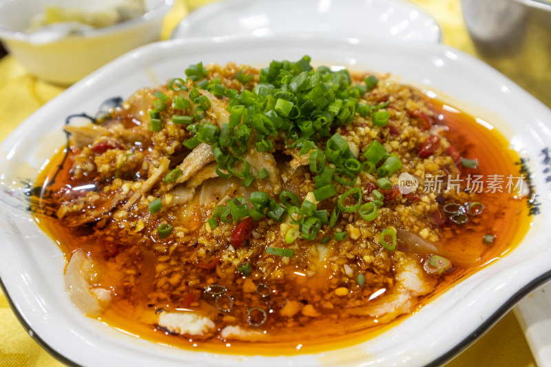 川菜馆餐桌上刚制作完成的蒜泥白肉