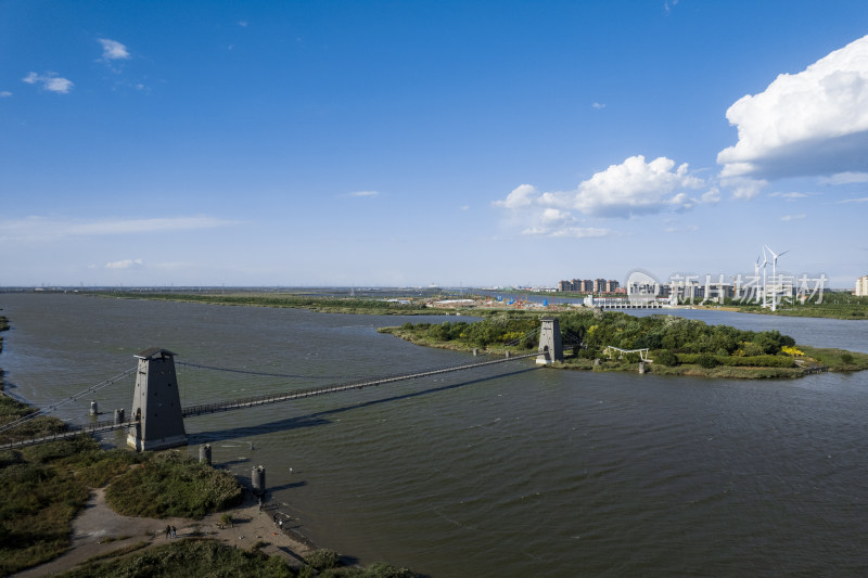 河堤河道旁风力发电机组城市风光自然风景