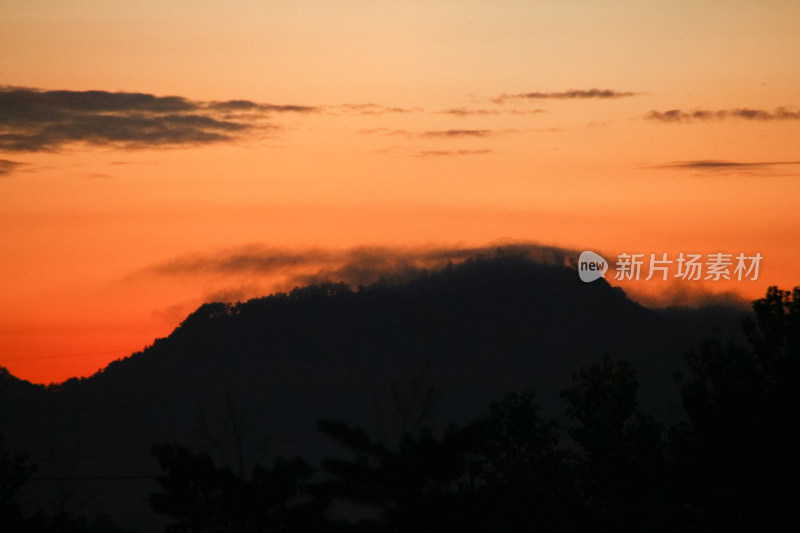 暮色中的山峰