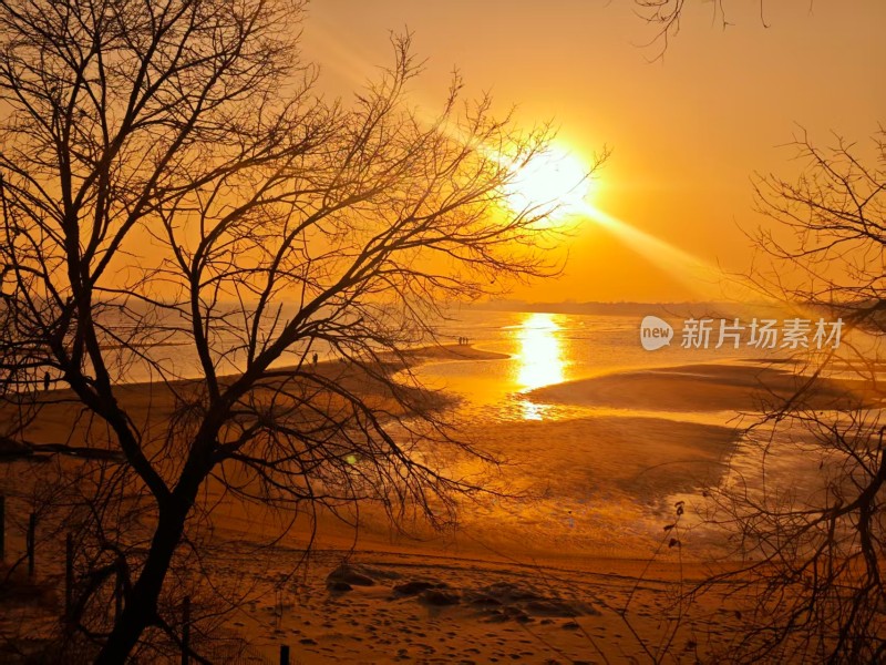 河畔冬日夕阳景色