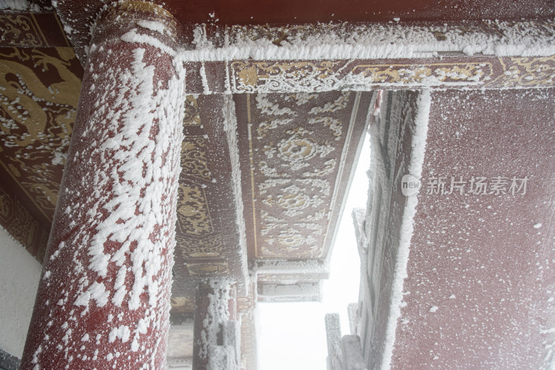 寒冷冬天冰雪霜冻的古建筑房檐走廊