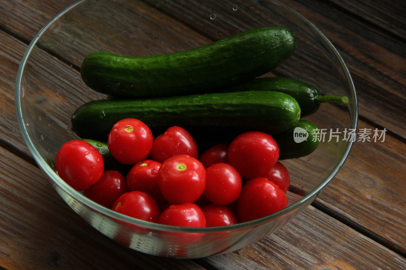 洗干净的蔬菜水果可以生吃的黄瓜和小西红柿