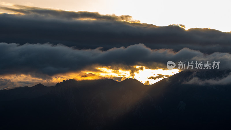 日落时的天空山峰云景