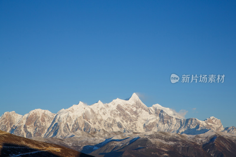 西藏林芝冬季南迦巴瓦峰蓝天白云下的雪山